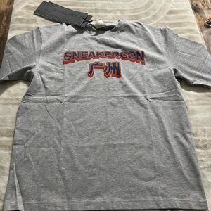 SNEAKERCON Collectible Rare T-Shirt NWT Unisex Adult Size Medium CHRISLV